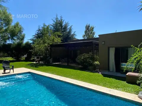 Casa 4 ambientes con 2 baños