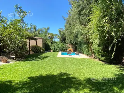 Casa en Venta con 2 cocheras
