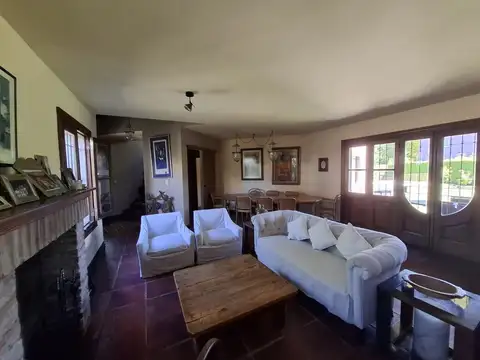 VENTA Casa en  San Isidro Labrador Vigilancia 4 Dormitorios Jardin Pileta Galeria a metros Panamericana y Cerca de CABA