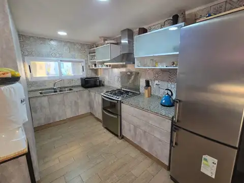 Casa 4 ambientes con 2 baños