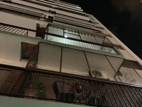 EN VENTA DEPARTAMENTO DE DOS AMBIENTES AMPLIOS EN 4TO PISO AL CONTRAFRENTE - FICHA 7953