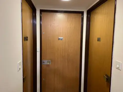 EN VENTA DEPARTAMENTO DE DOS AMBIENTES AMPLIOS EN 4TO PISO AL CONTRAFRENTE - FICHA 7953