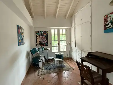 Casa 8 ambientes con 3 baños