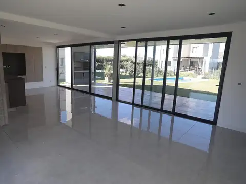 Casa 4 ambientes con 2 baños