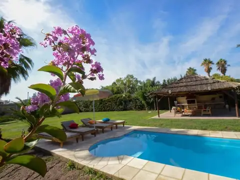 Casa 7 ambientes con 2 baños