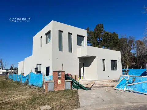 Casa en Venta con 2 cocheras