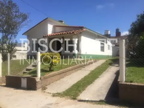 CASA 4 AMBIENTES, A RECICLAR. HERMOSO JARDIN CON ENTRADA DE AUTO.