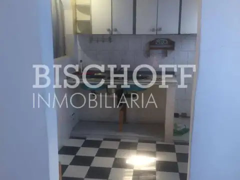 CASA 4 AMBIENTES, A RECICLAR. HERMOSO JARDIN CON ENTRADA DE AUTO.