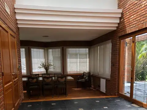 Casa en Alquiler con 2 cocheras