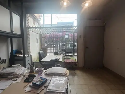 Galpón con montacarga, oficinas y techo parabólico – 764 m²