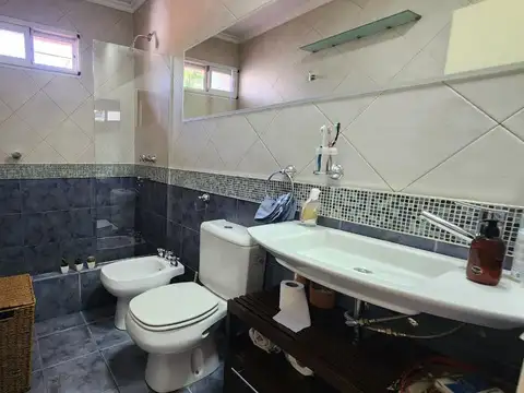 VENTA CASA 4 DORMITORIOS, COCHERA Y JARDIN