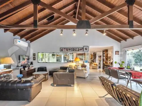 Casa 4 ambientes con 2 baños