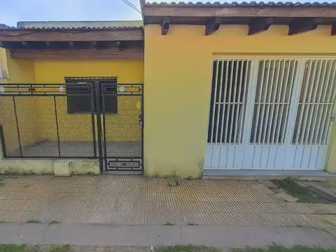CASA EN VENTA 2 DORMITORIOS CON COCHERA Y JARDIN