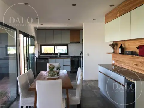 Casa en Alquiler con 3 cocheras