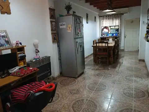 Casa 8 ambientes con 2 baños