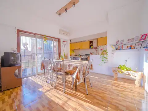 Casa 5 ambientes con 2 baños