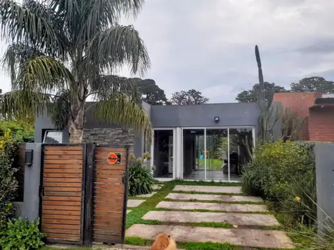 VENTA CASA 2 AMBIENTES CON JARDIN LOS ACANTILADOS