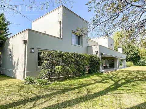Muy linda casa en venta desarrollada en tres plantas en Highland Park
