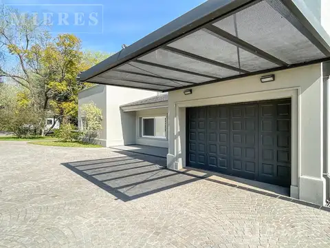 Casa en Venta con 3 cocheras
