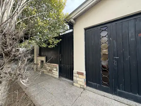 CASA 5 AMBIENTES A RECICLAR EN VENTA EN CASTELAR NORTE