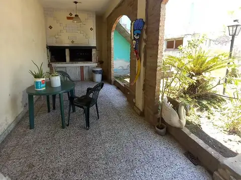 Venta casa 3 ambientes doble cochera y patio Villa Dominico