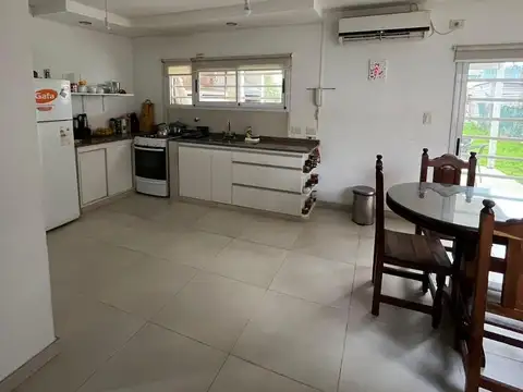 Casa 6 ambientes con 2 baños
