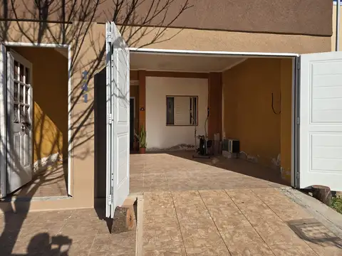 Casa en Oro Verde dos dormitorios, patio y cochera