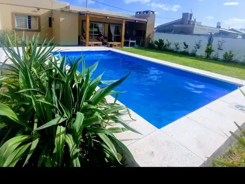 VENTA CASA TRES DORMITORIOS PILETA EN LA CAROLINA