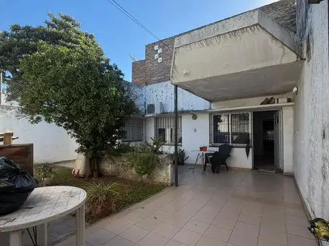 Venta casa de pasillo unica 2 dormitorios con jardin, patio y terraza – Las Delicias, Rosario