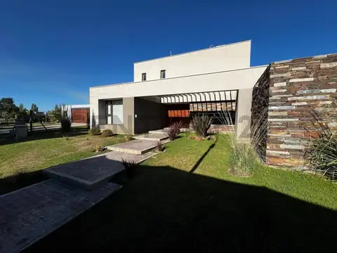 Importante casa en Barrio  privado El Envero, las compuertas.Lujan de cuyo
