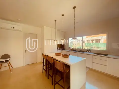 Casa 6 ambientes con 4 baños