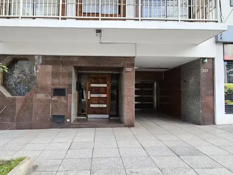 Departamento de 2 ambientes impecable estado  Flores