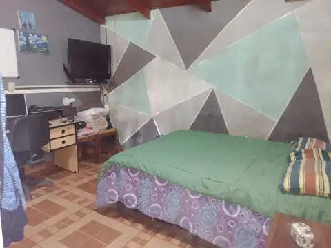 Casa 2 dormitorios con jardín libre a mts avenida San Martin