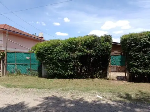 Casa 2 dormitorios con jardín libre a mts avenida San Martin