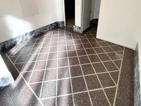 Casa tipo PH de 2 Plantas, 6 Amb. P/ Destino comercial.