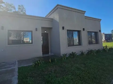 Casa en alquiler anual barrio Santo Tomas Pilar 