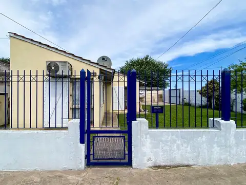 VENTA CASA 4 AMB. CON COCHERA Y PARQUE
