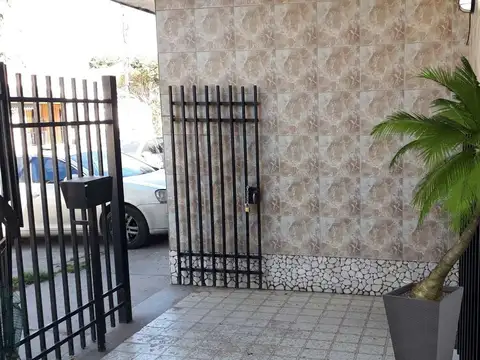OPORTUNIDAD  CASA 5 AMB MORON COCHERA CUB.,PATIO,PARRILLA +DEPTO 2 AMB.2 FLIAS! ZONA BASE AEREA