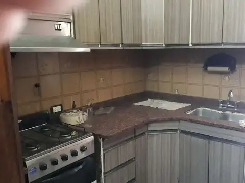 OPORTUNIDAD  CASA 5 AMB MORON COCHERA CUB.,PATIO,PARRILLA +DEPTO 2 AMB.2 FLIAS! ZONA BASE AEREA