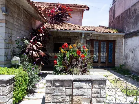 Casa 4 amb en Ciudadela con Cocheras,patio,pileta