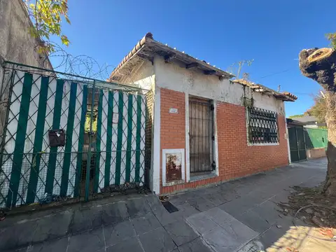 Casa en Venta en Olivos a reciclar sobre lote propio de 10 x 28 con Jardín 115 m2 cubiertos