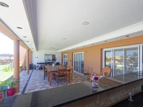 Casa 4 ambientes con 3 baños