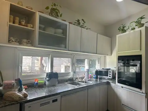 Casa de 5 ambientes con gran parque y pileta.