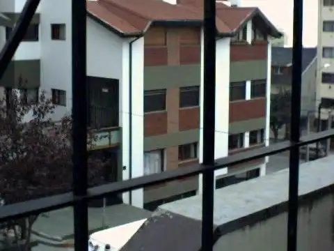 Oficina o consultorio céntrico al frente con baño privado. Servicios incluidos. Sin expensas
