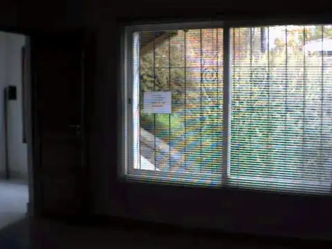 Oficina o consultorio céntrico al frente con baño privado. Servicios incluidos. Sin expensas