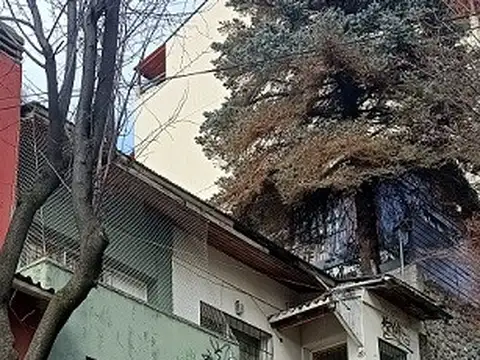 Oficina o consultorio céntrico al frente con baño privado. Servicios incluidos. Sin expensas