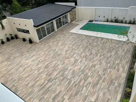 EXCELENTE DEPARTAMENTO 2 AMBIENTES CON COCHERA Y TERRAZA EN ADROGUE - VENTA