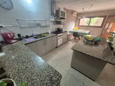 Casa 8 ambientes con 3 baños