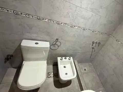 ALQUILER 24 MESES, PH DE 2 AMBIENTES CON COCHERA DESCUBIERTA.