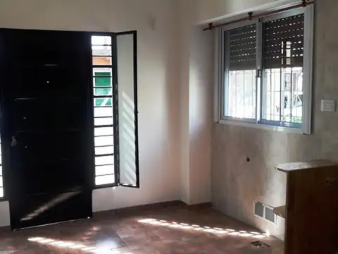 Ph independiente de dos ambientes al frente.